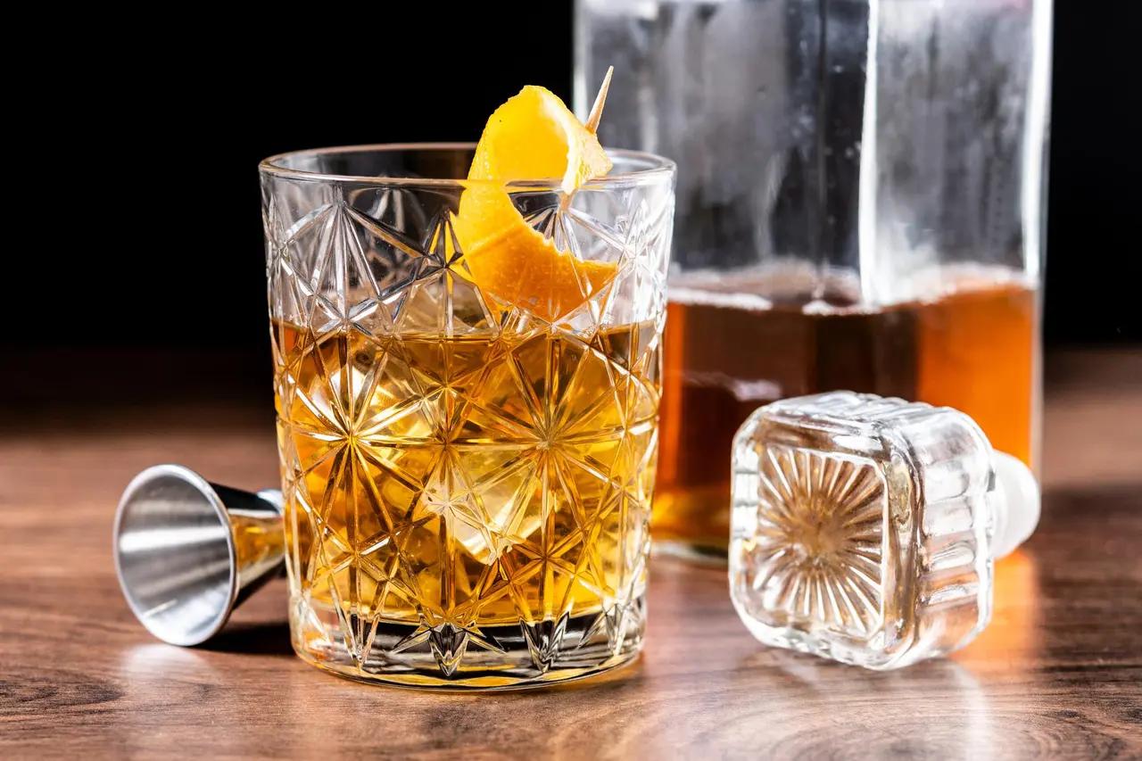 The Art of Mixing Whisky: From Highballs to Signature Blends